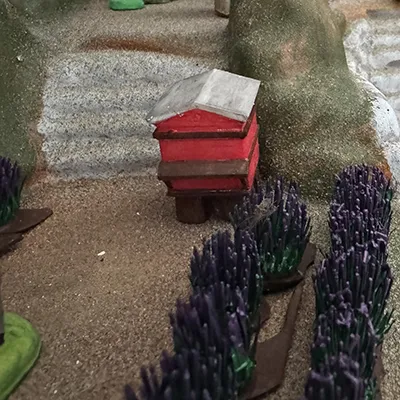 Miniature - Ruche d’apiculteur rouge – Échelle 1:24 – Résine peinte à la main