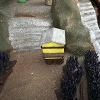 Miniature - Ruche d’apiculteur jaune – Échelle 1:24 – Résine peinte à la main